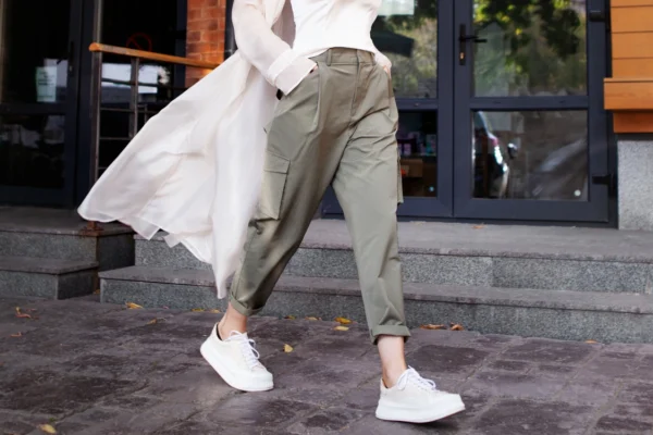 Persoană purtând pantaloni cargo și adidași albi