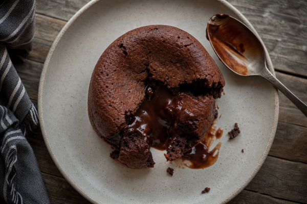 Lava cake: rețetă de prăjitură cu interior de ciocolată curgătoare