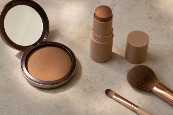 Bronzer sau contour: care este diferența și cum se folosesc