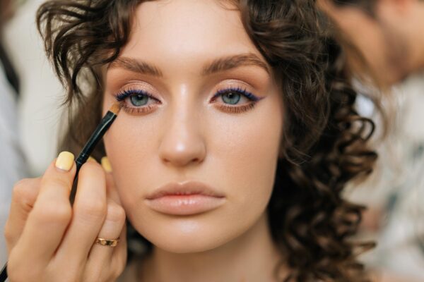 Cum aplici eyelinerul în funcție de forma ochilor