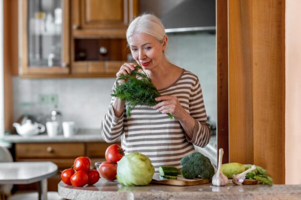 Alimentația la menopauză: ce nutrienți devin mai importanți după 45–50 de ani