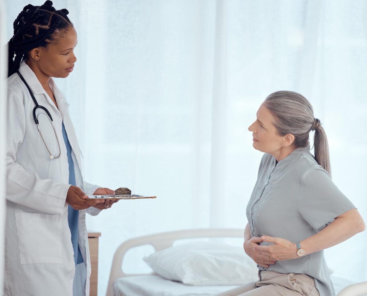Infecțiile urinare după menopauză: de ce pot deveni mai frecvente