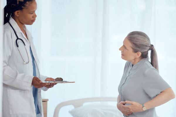 Infecțiile urinare după menopauză: de ce pot deveni mai frecvente