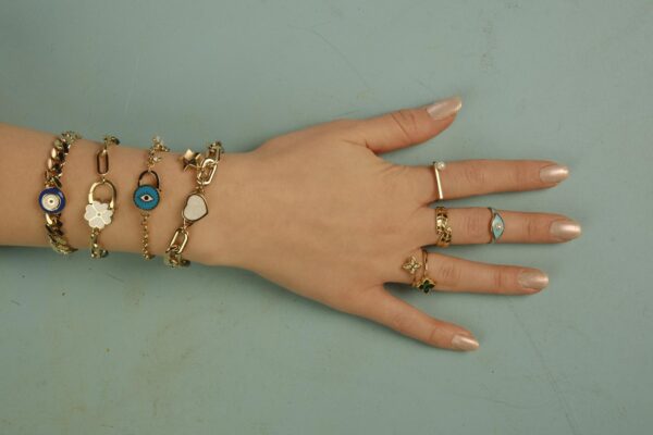 Brățări aurii sau argintii: cum alegi nuanța care te avantajează