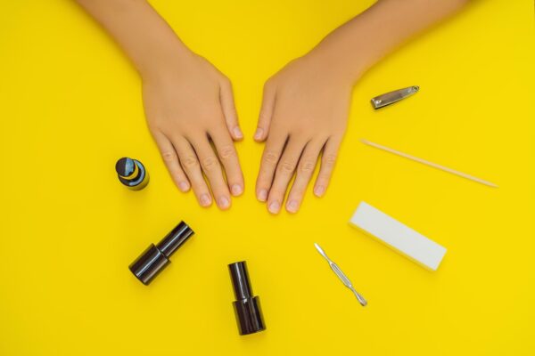 Manichiura cu efect lucios intens care face unghiile să pară mai sănătoase