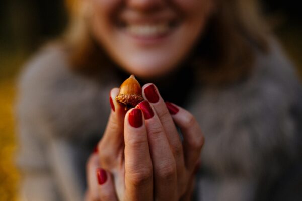 Manichiură tortoiseshell: modelul elegant de toamnă, în tonuri de chihlimbar