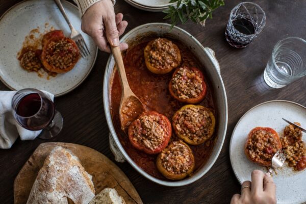 Ardei umpluți cu carne și orez: rețetă de casă cu sos de roșii