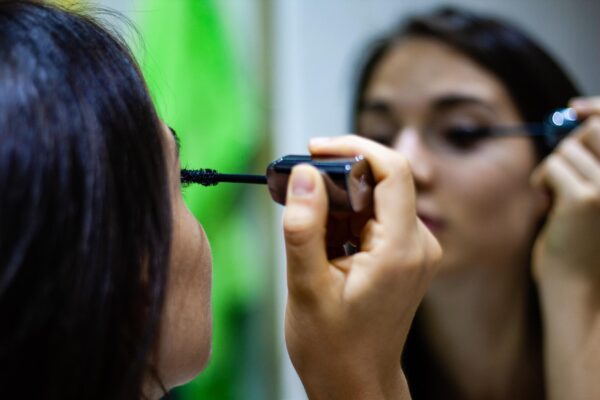 Mascara pentru păr: când poate fi practică pentru firele albe izolate