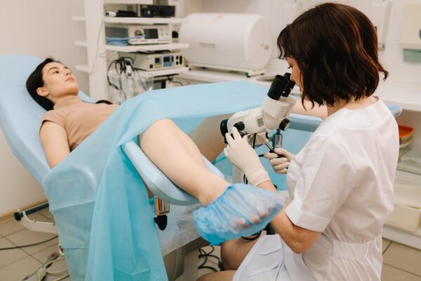 Candidoză sau altă infecție intimă: de ce simptomele nu confirmă singure diagnosticul