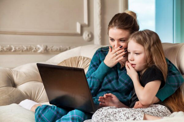 Ce faci când copilul vede online ceva care îl sperie