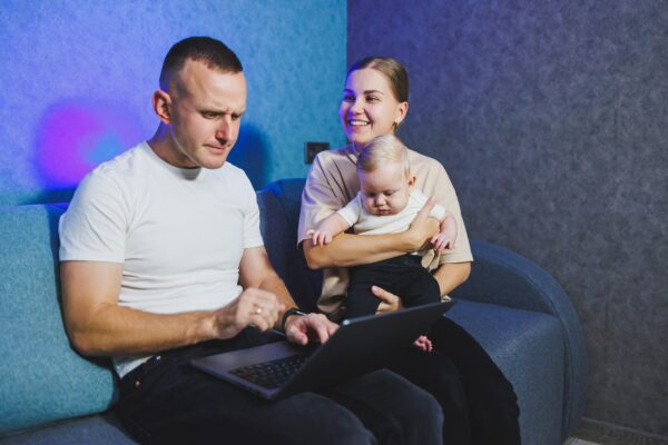 Cum păstrezi timp pentru relația de cuplu după ce deveniți părinți